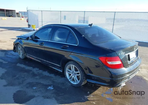 2013 Mercedes-Benz C 300 Luxury 4Matic/Sport 4Matic z USA, uszkodzony, nr VIN WDDGF8AB3DR284260